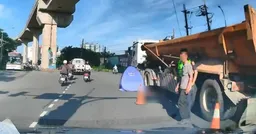 三峽死亡車禍！41歲女騎士遭砂石車追撞 肚破腸流慘死