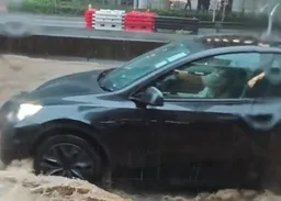 紅色暴雨下全港多處水浸　車輛涉水而行